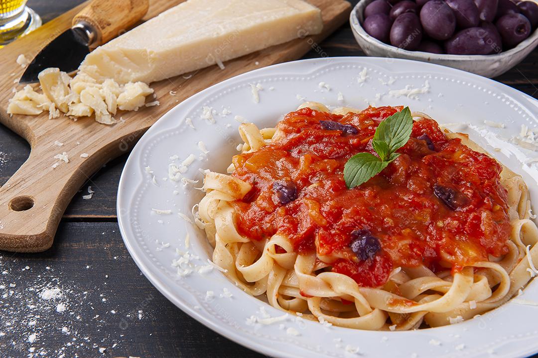 Prato de massa italiana com molho de tomate JPG