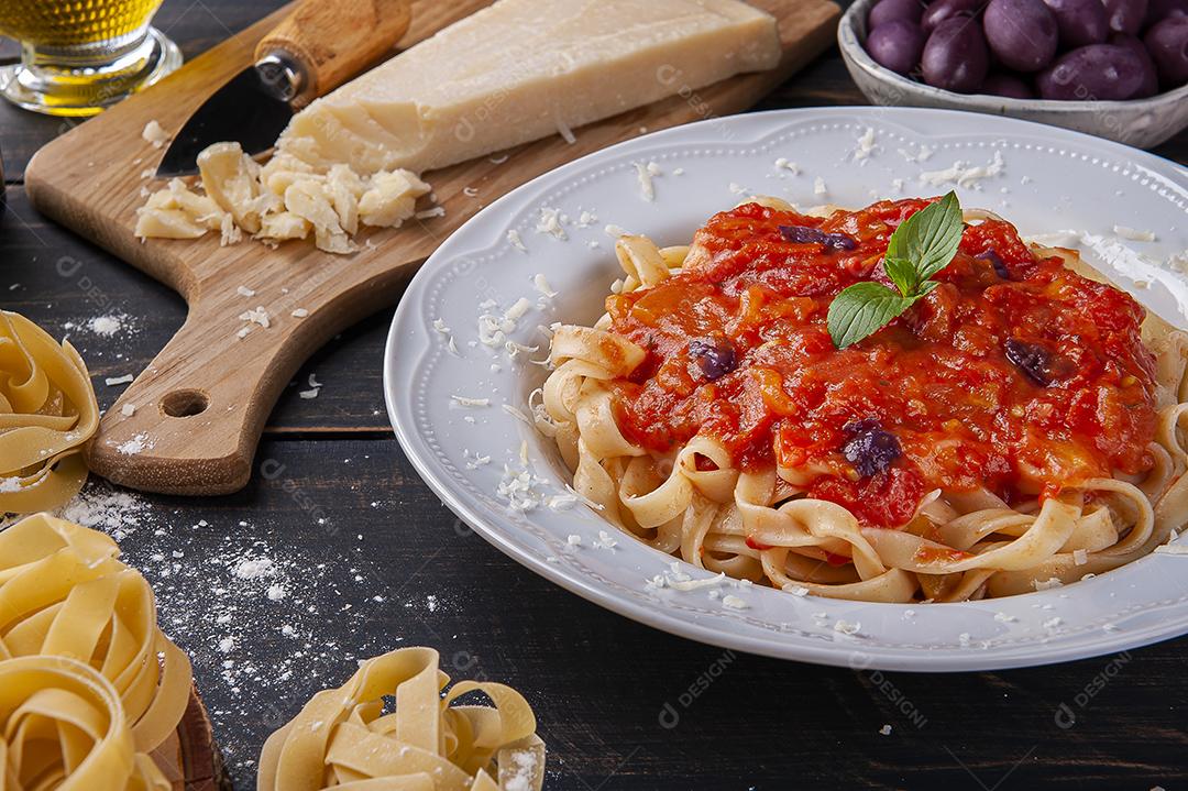 Prato de massa italiana com molho de tomate JPG