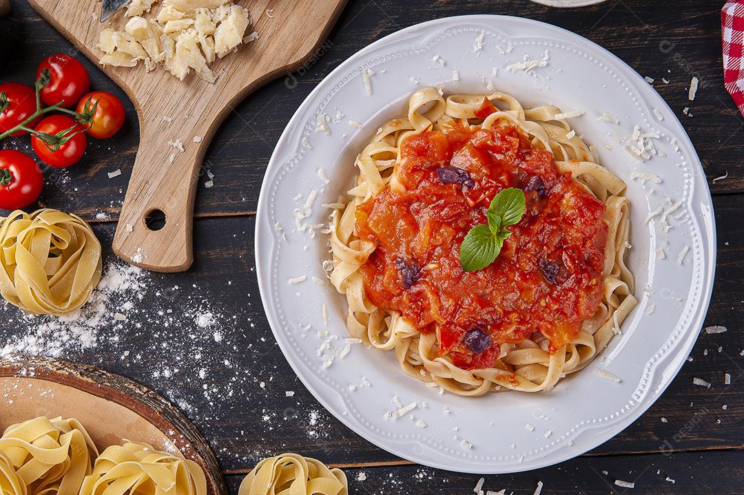 Prato de massa italiana com molho de tomate JPG