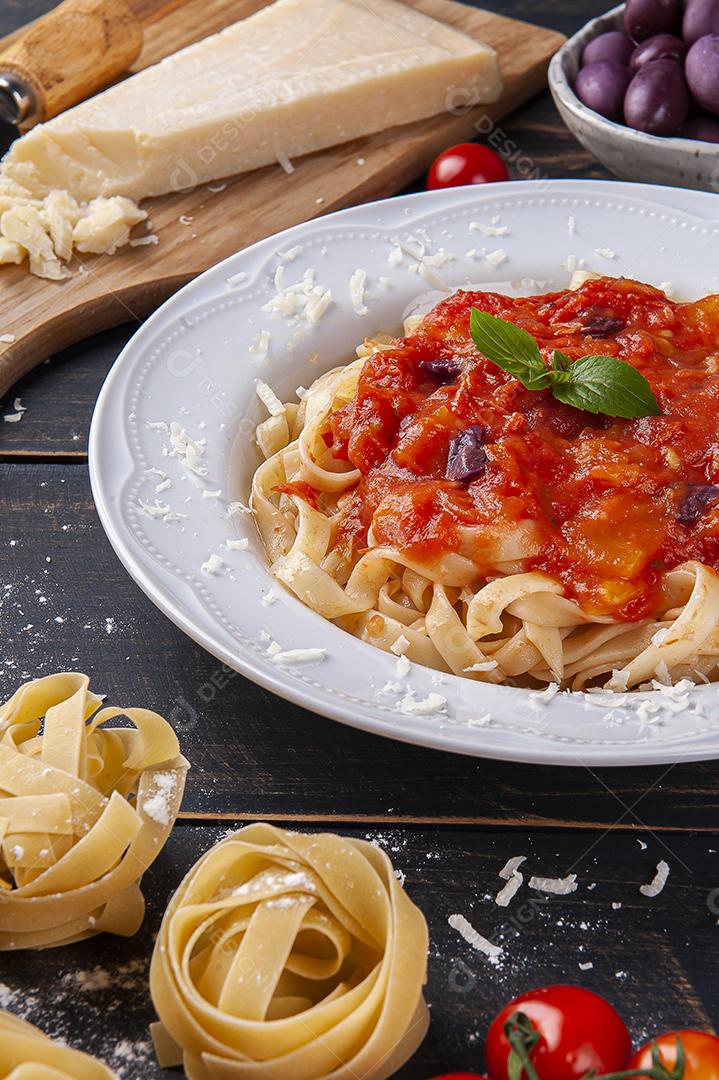 Prato de massa italiana com molho de tomate JPG