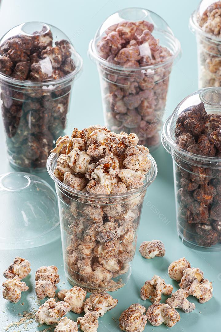 Pipoca doce gourmet em copo de plástico JPG