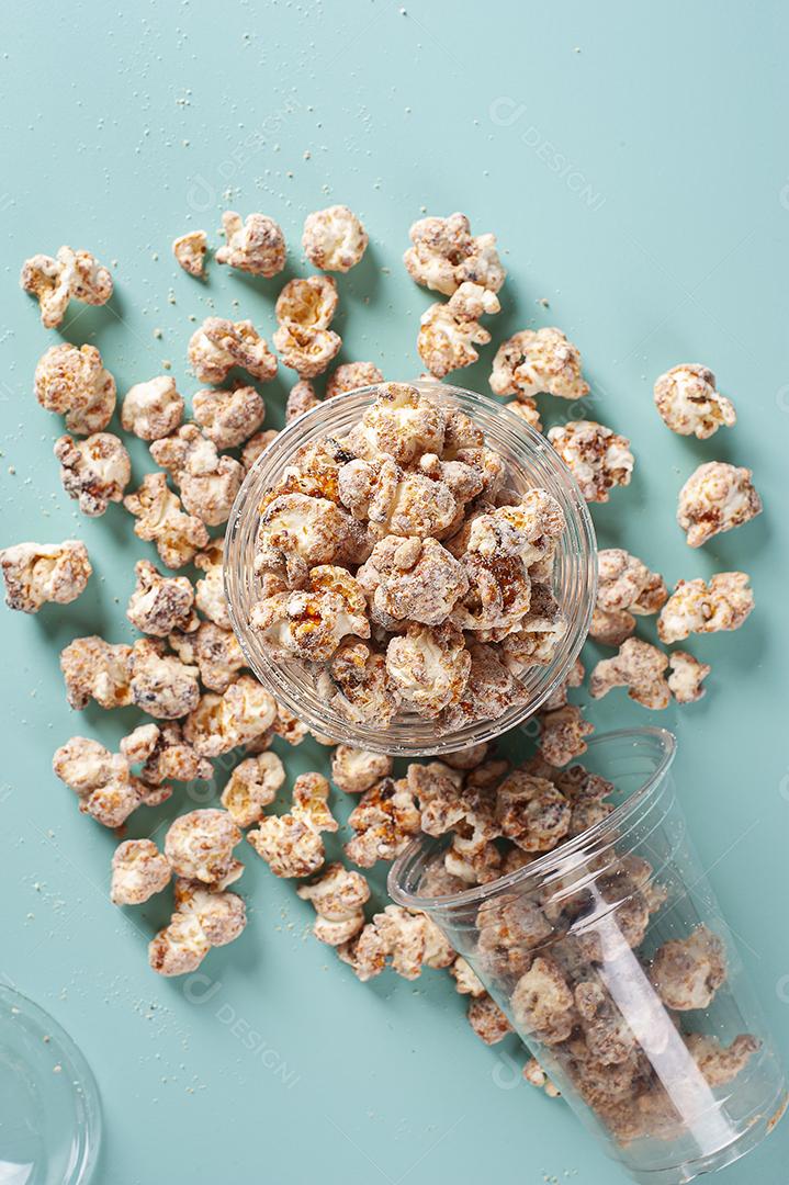 Pipoca doce gourmet em copo de plástico. Sabor de caramelo JPG