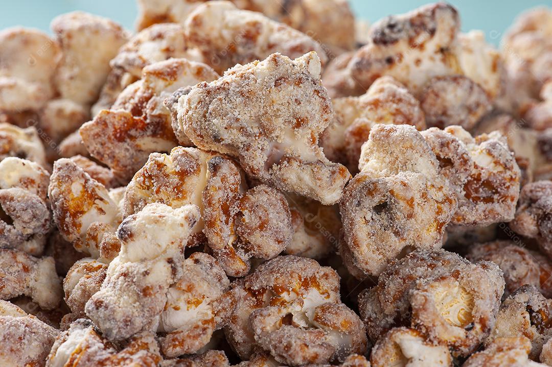 Pipoca doce gourmet em copo de plástico. Sabor de chocolate JPG