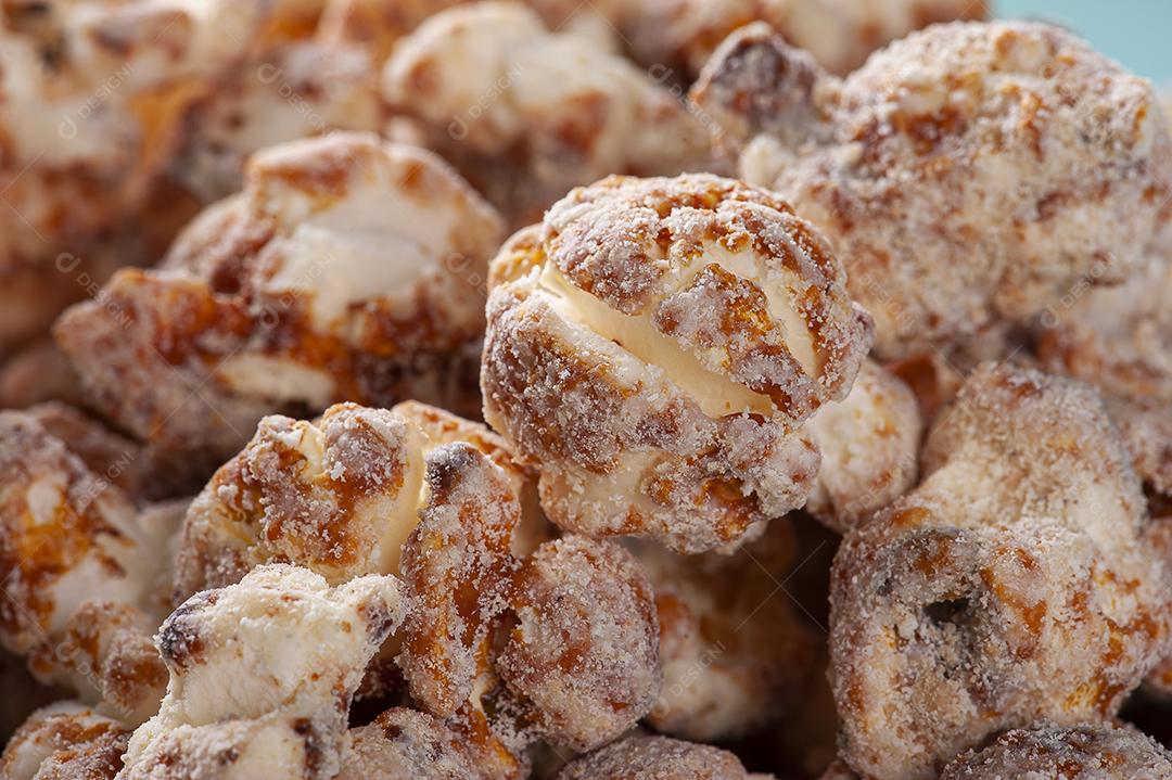 Pipoca doce gourmet em copo de plástico. Sabor de caramelo JPG