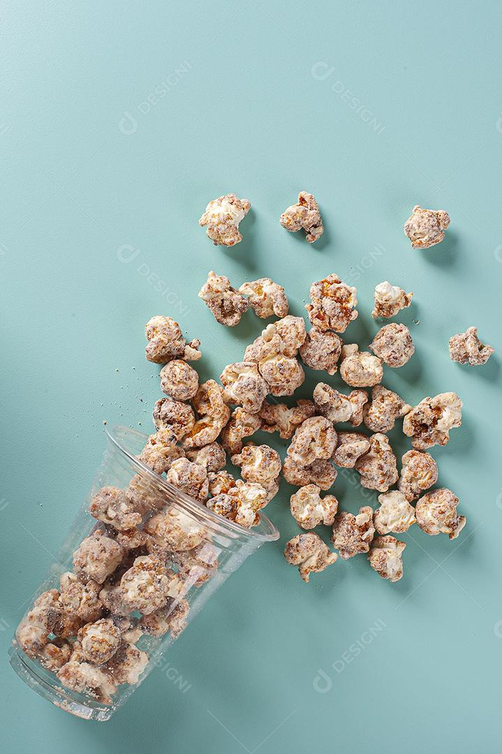 Pipoca doce gourmet em copo de plástico. Sabor de caramelo JPG