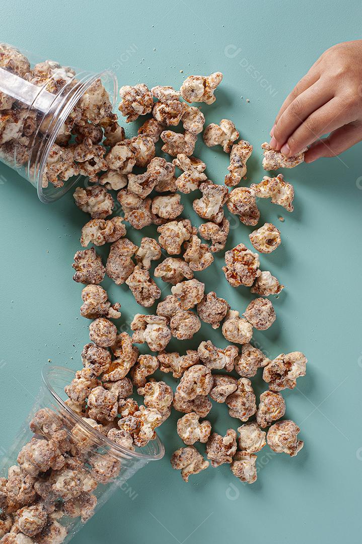 Pipoca doce gourmet em copo de plástico. Sabor de caramelo  JPG