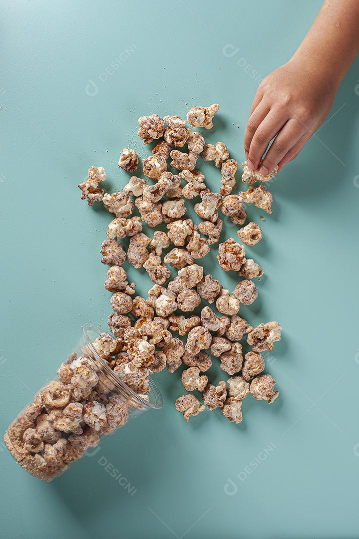 Pipoca doce gourmet em copo de plástico. Sabor de caramelo JPG