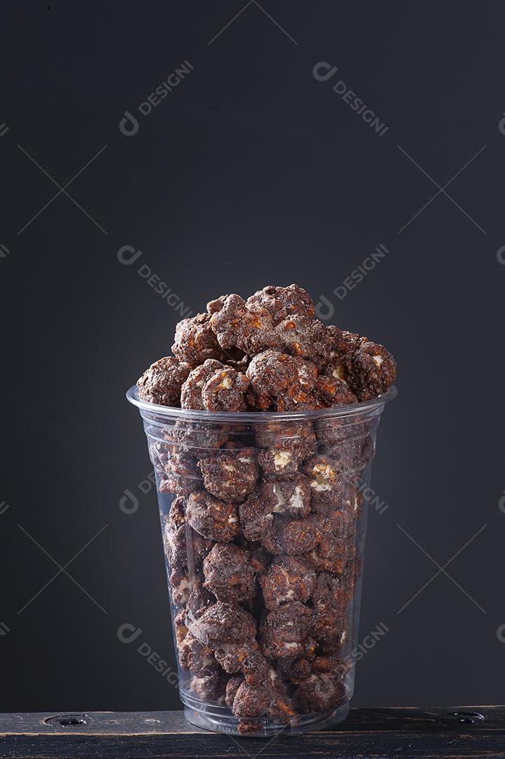 Pipoca doce gourmet em copo de plástico. Sabor de chocolate JPG