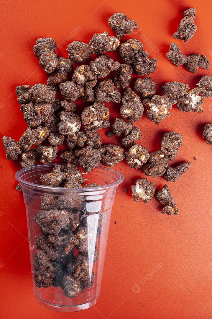 Pipoca doce gourmet em copo de plástico. Sabor chocolate JPG
