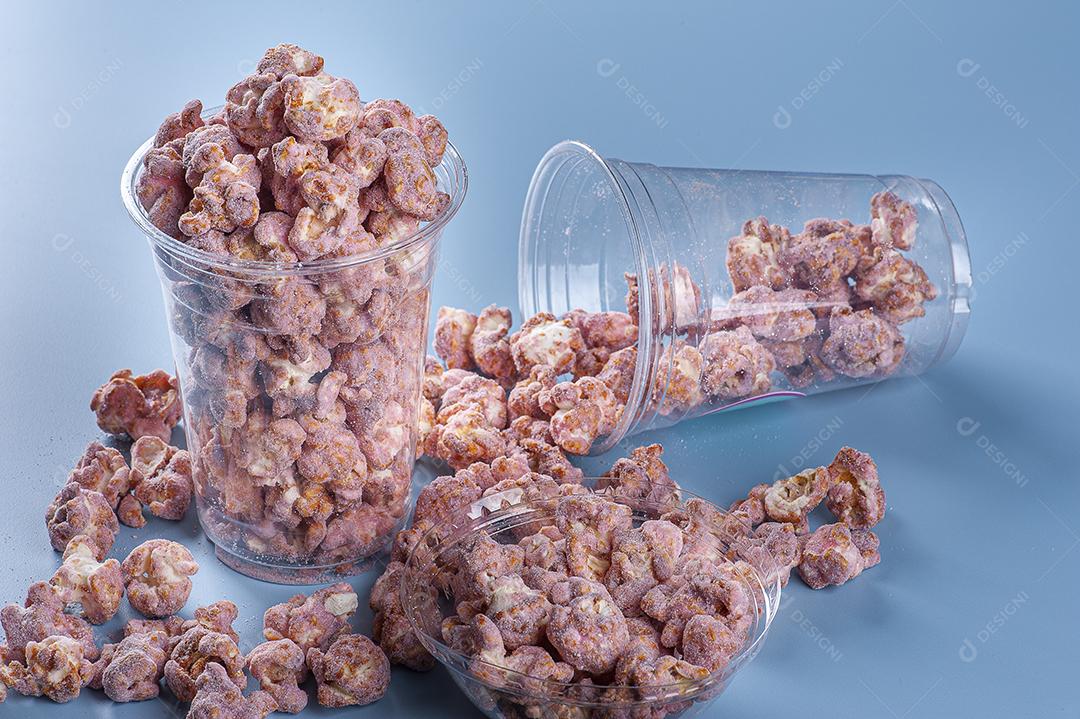 Pipoca doce gourmet em um copo de plástico JPG