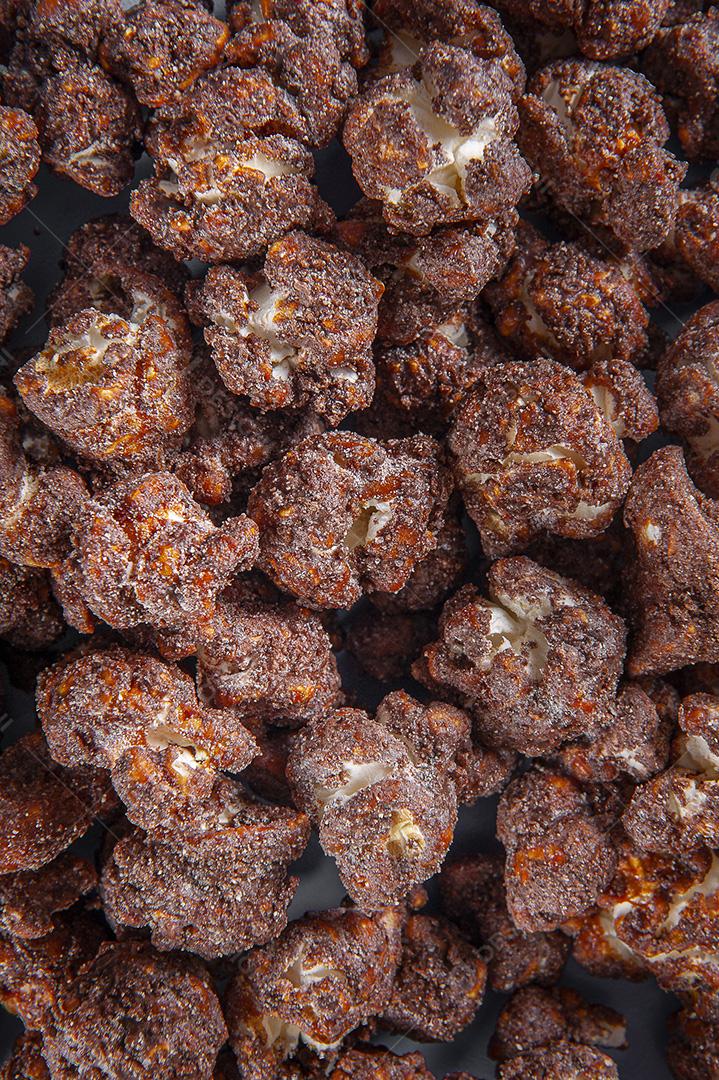 Pipoca doce gourmet na foto. Sabor de chocolate JPG