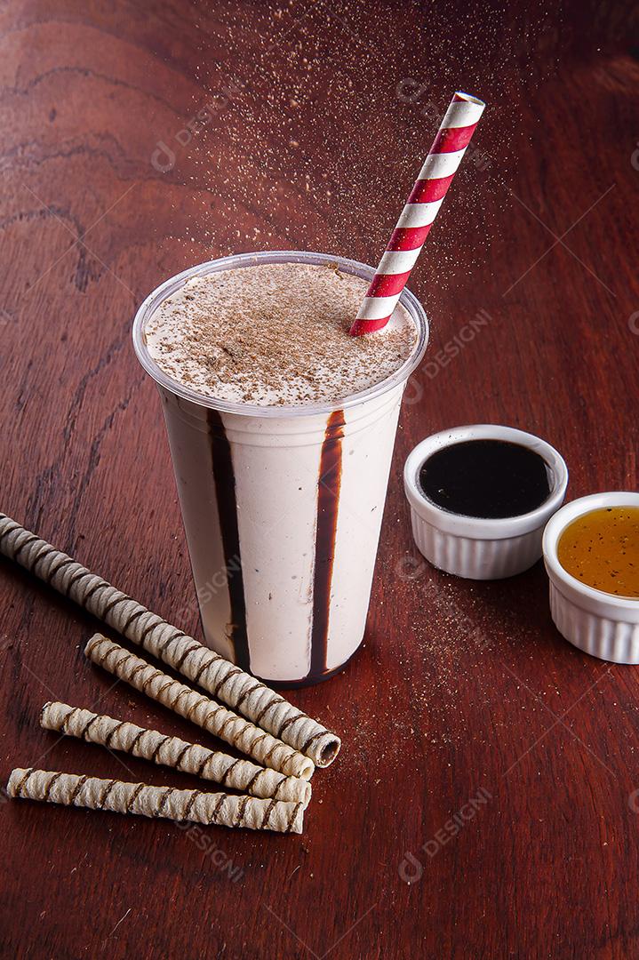 Delicioso milkshake de chocolate em copo de plástico JPG
