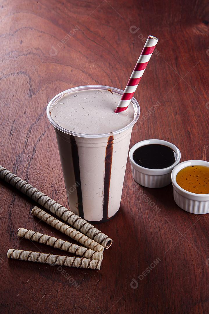 Delicioso milkshake de chocolate em copo de plástico JPG