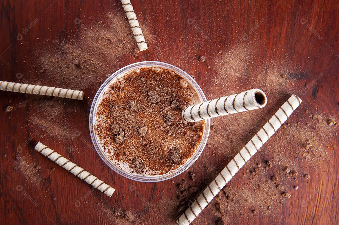 Delicioso milkshake de chocolate em copo de plástico JPG
