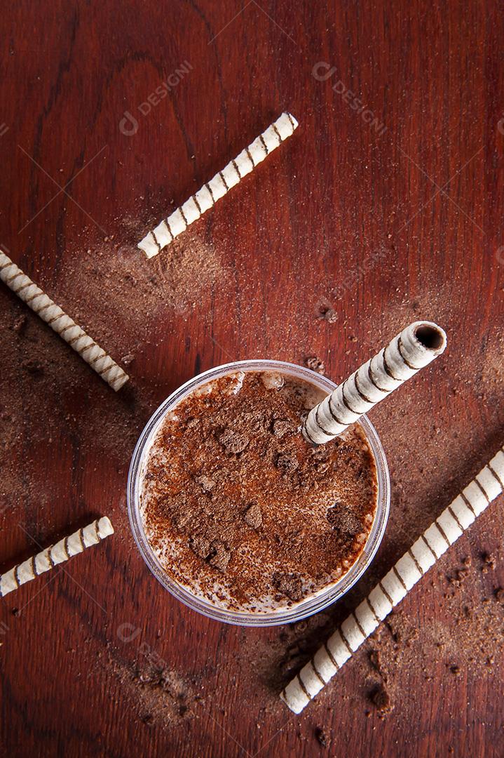 Delicioso milkshake de chocolate em copo de plástico JPG