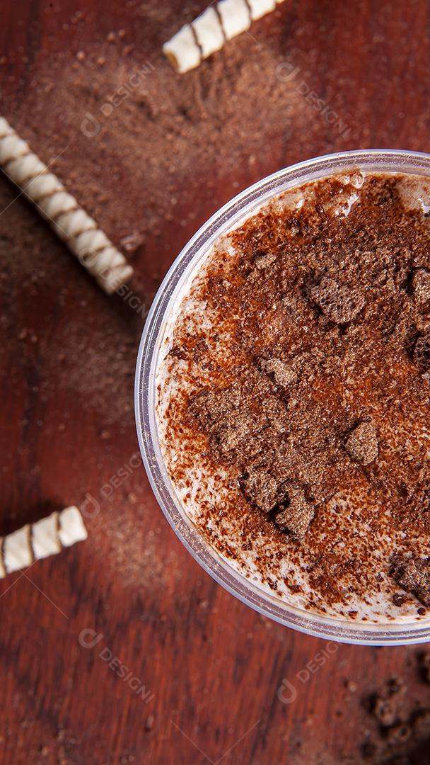 Delicioso milkshake de chocolate em copo de plástico JPG