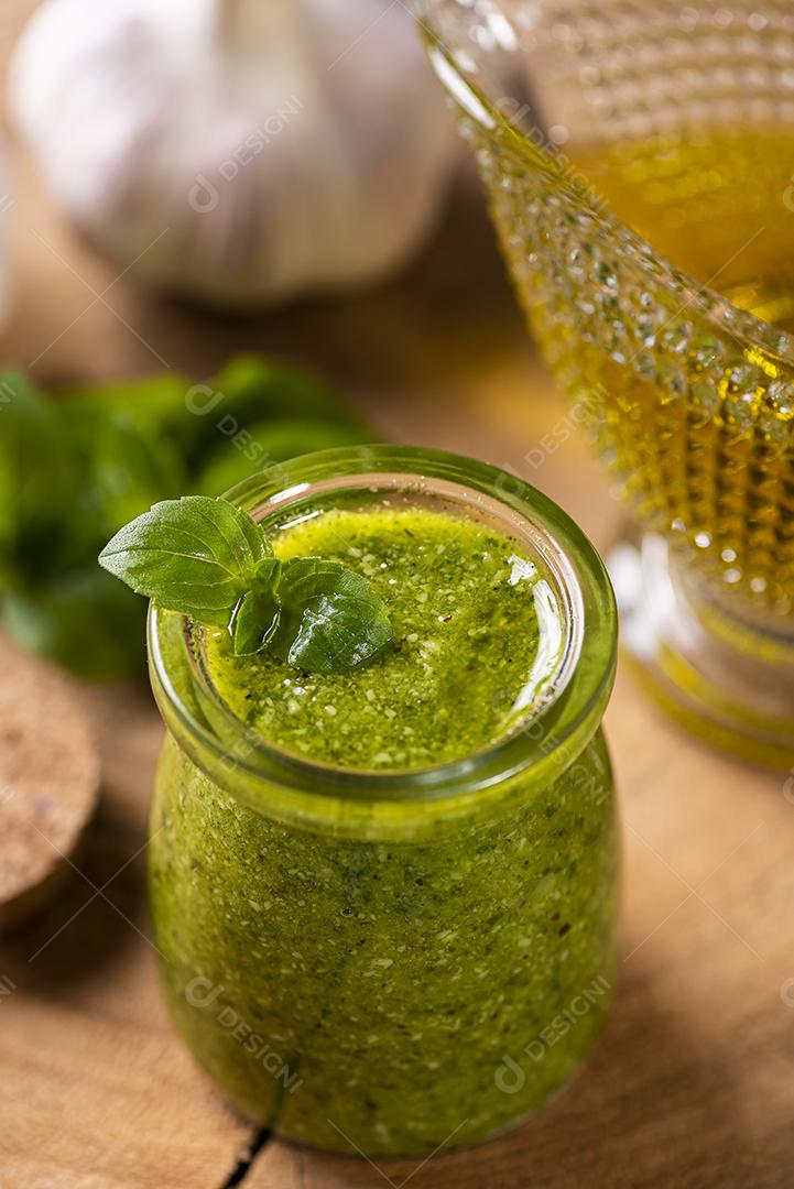 Molho pesto. Em um copo transparente com os ingredientes JPG