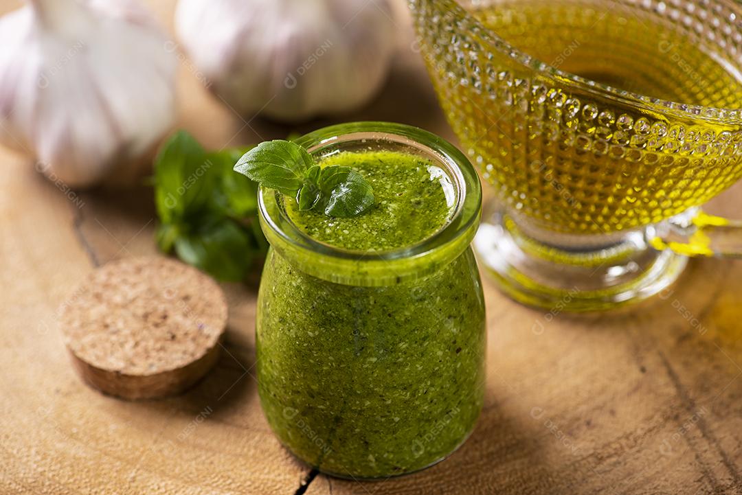 Molho pesto. Em um copo transparente com os ingredientes JPG