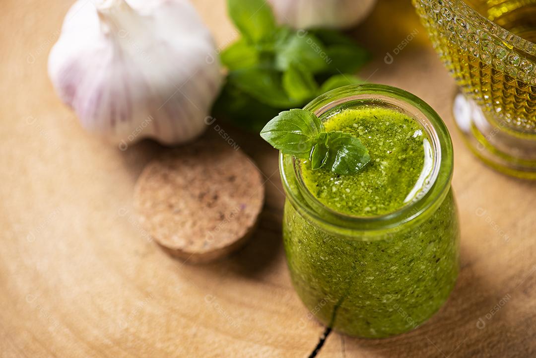 Molho pesto. Em um copo transparente com os ingredientes JPG