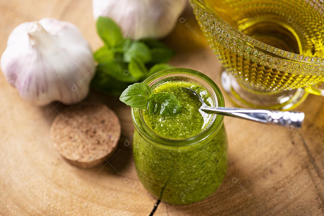 Molho pesto. Em um copo transparente com os ingredientes JPG