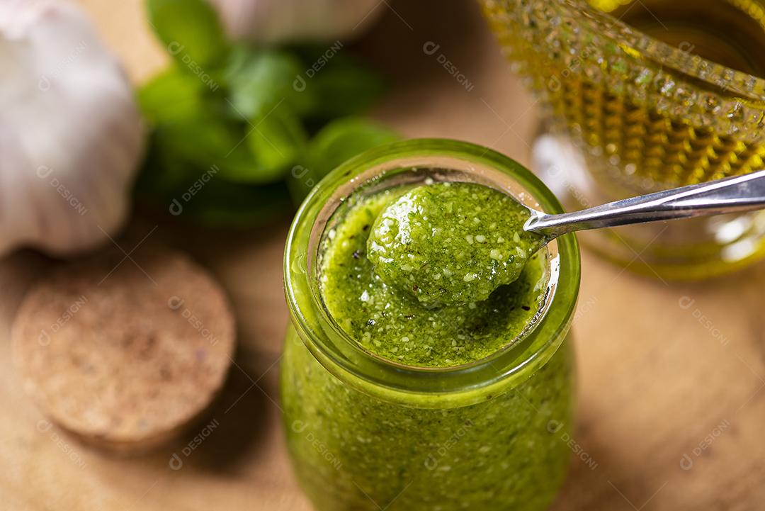 Molho pesto. Em um copo transparente com os ingredientes JPG