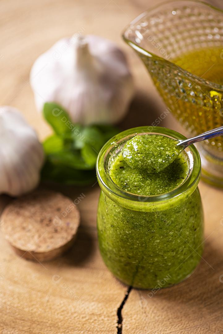 Molho pesto. Em um copo transparente com os ingredientes JPG