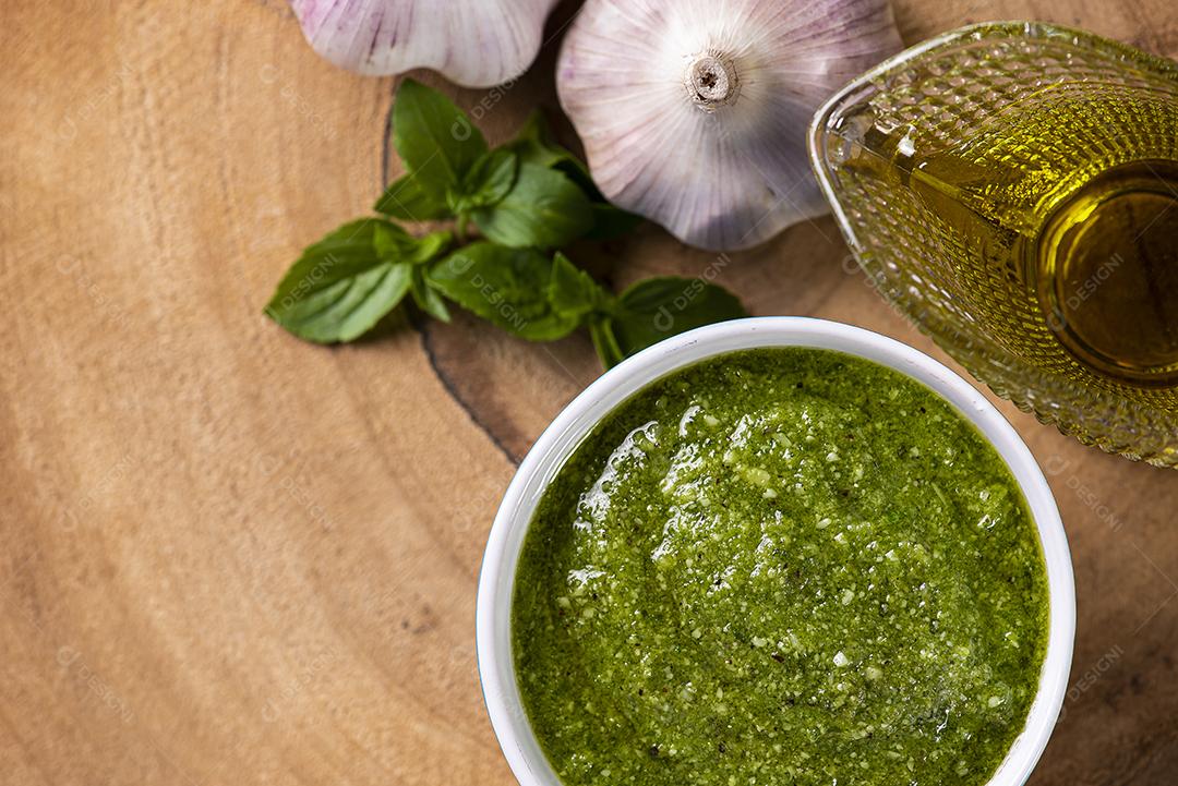 Molho pesto. Em um copo transparente com os ingredientes JPG