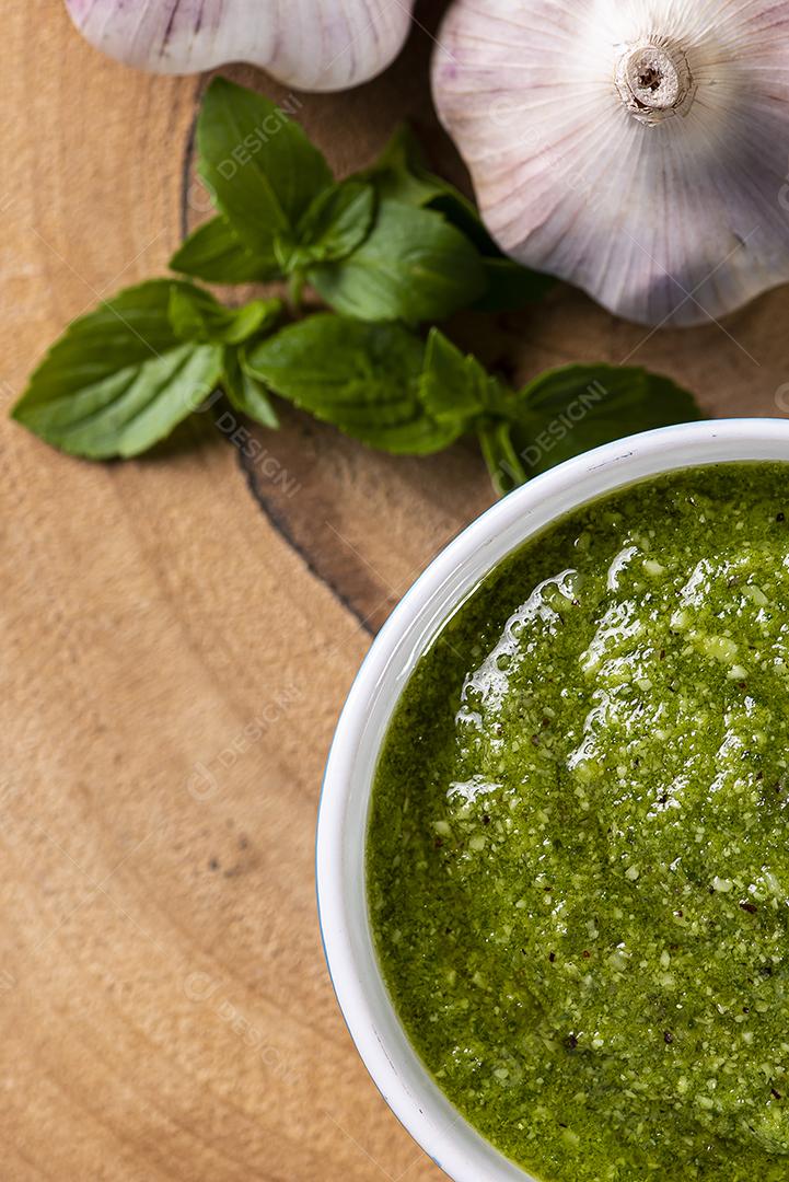 Molho pesto. Em um copo transparente com os ingredientes JPG