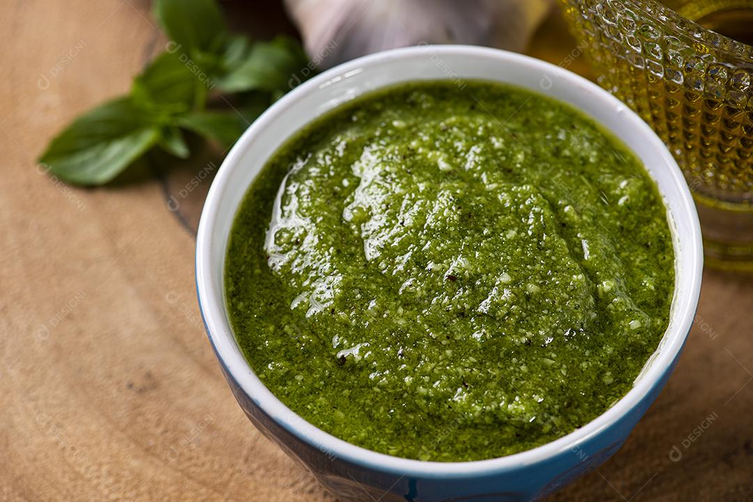 Molho pesto. Em um copo transparente com os ingredientes JPG