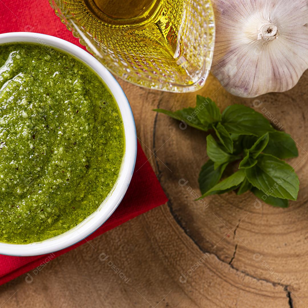 Molho pesto. Em um copo transparente com os ingredientes JPG
