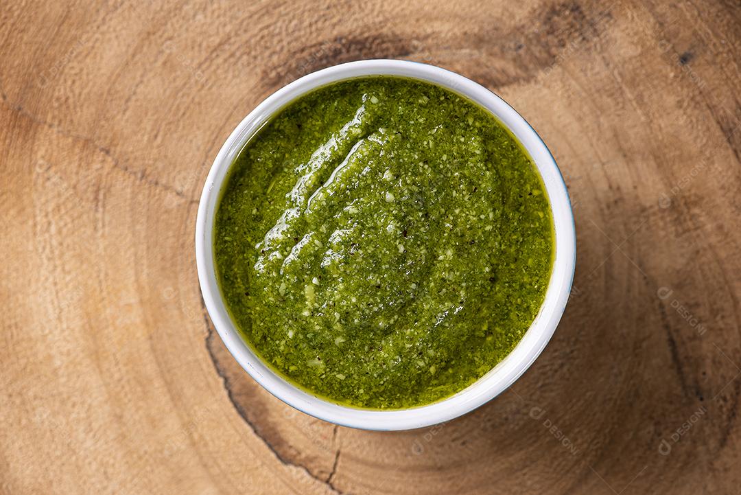 Molho pesto. Em um copo transparente com os ingredientes JPG