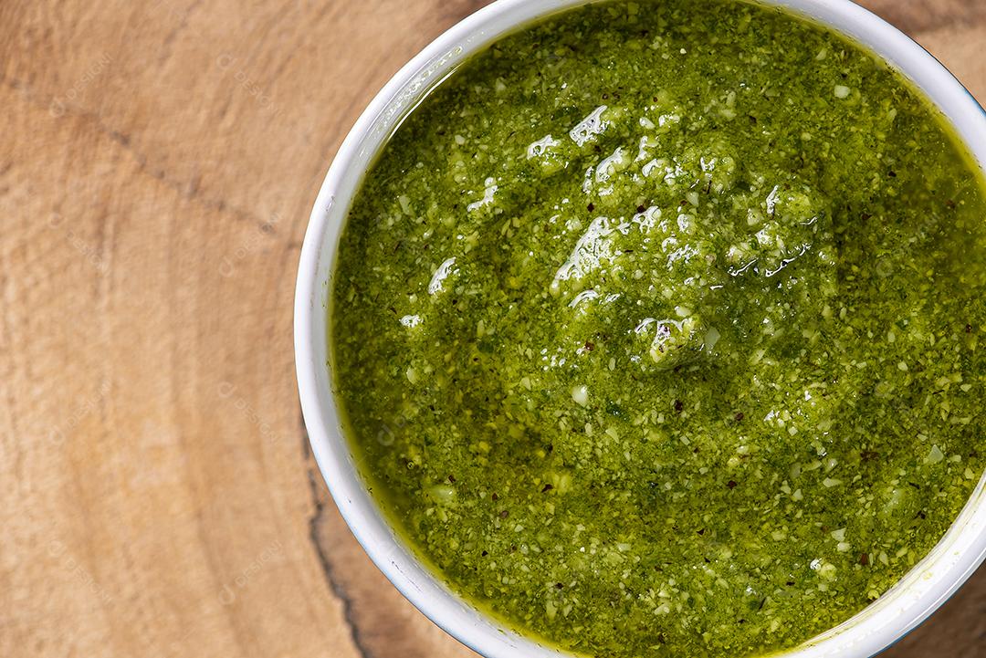 Molho pesto. Em um copo transparente com os ingredientes JPG