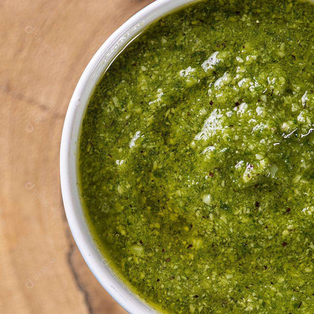 Molho pesto. Em um copo transparente com os ingredientes JPG