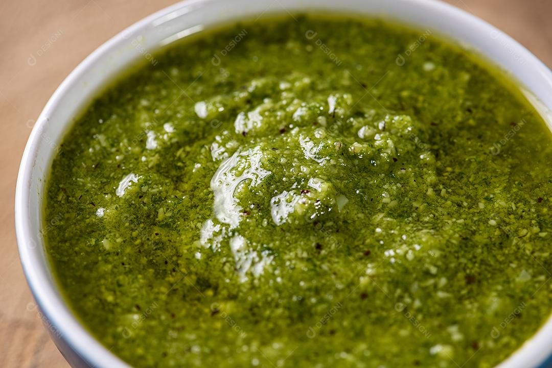Molho pesto. Em um copo transparente com os ingredientes JPG