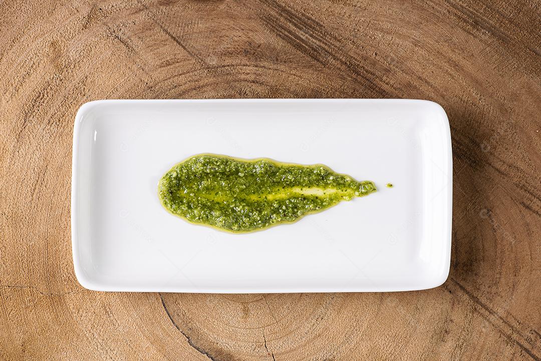 Molho pesto. Em um copo transparente com os ingredientes JPG