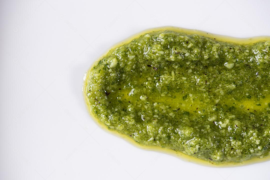 Molho pesto. Em um copo transparente com os ingredientes JPG