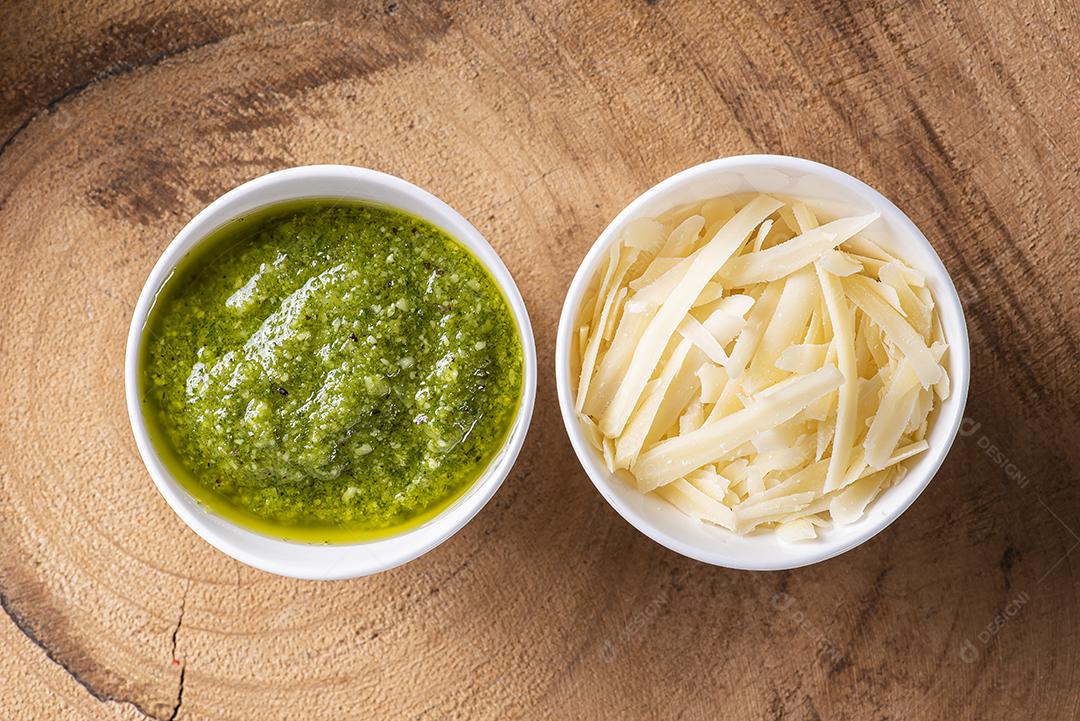 Molho pesto. Em um copo transparente com os ingredientes JPG