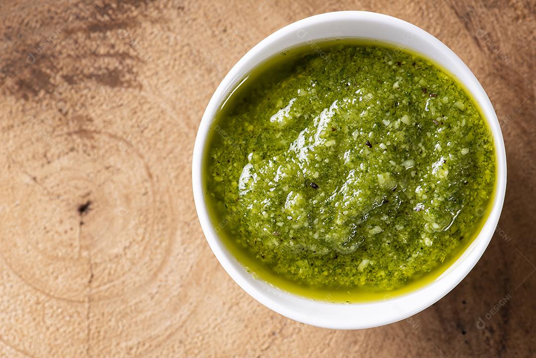 Molho pesto. Em um copo transparente com os ingredientes JPG