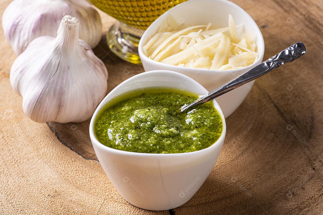 Molho pesto. Em um copo transparente com os ingredientes JPG