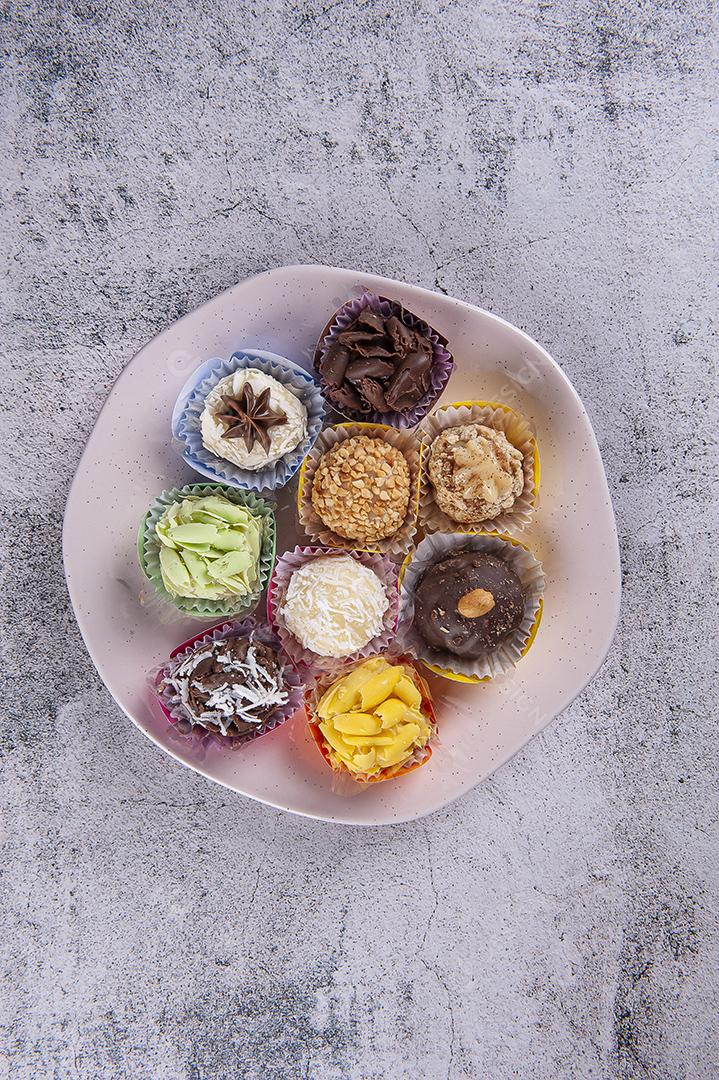 Brigadeiro. Doce típico brasileiro. Muitos tipos de brigadeiros JPG