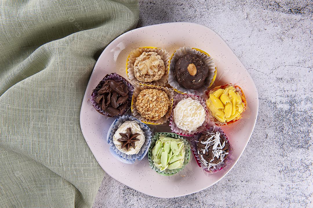 Brigadeiro. Doce típico brasileiro. Muitos tipos de brigadeiros JPG