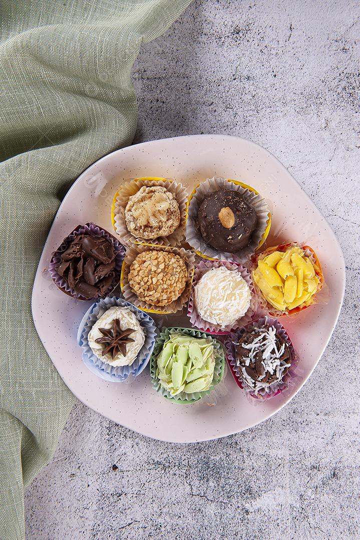 Brigadeiro. Doce típico brasileiro. Muitos tipos de brigadeiros JPG