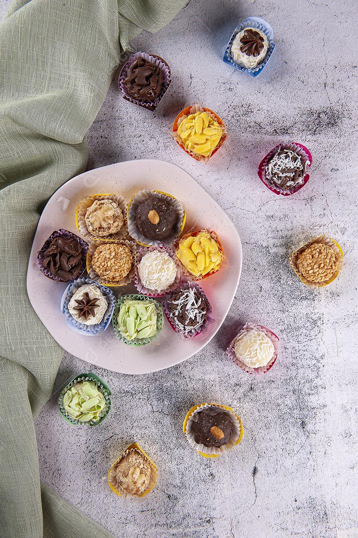 Brigadeiro. Doce típico brasileiro. Muitos tipos de brigadeiros JPG