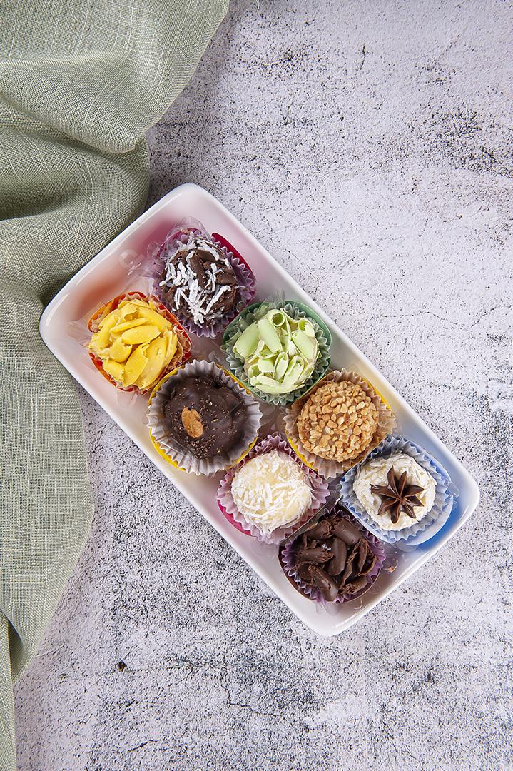 Brigadeiro. Doce típico brasileiro. Muitos tipos de brigadeiros JPG