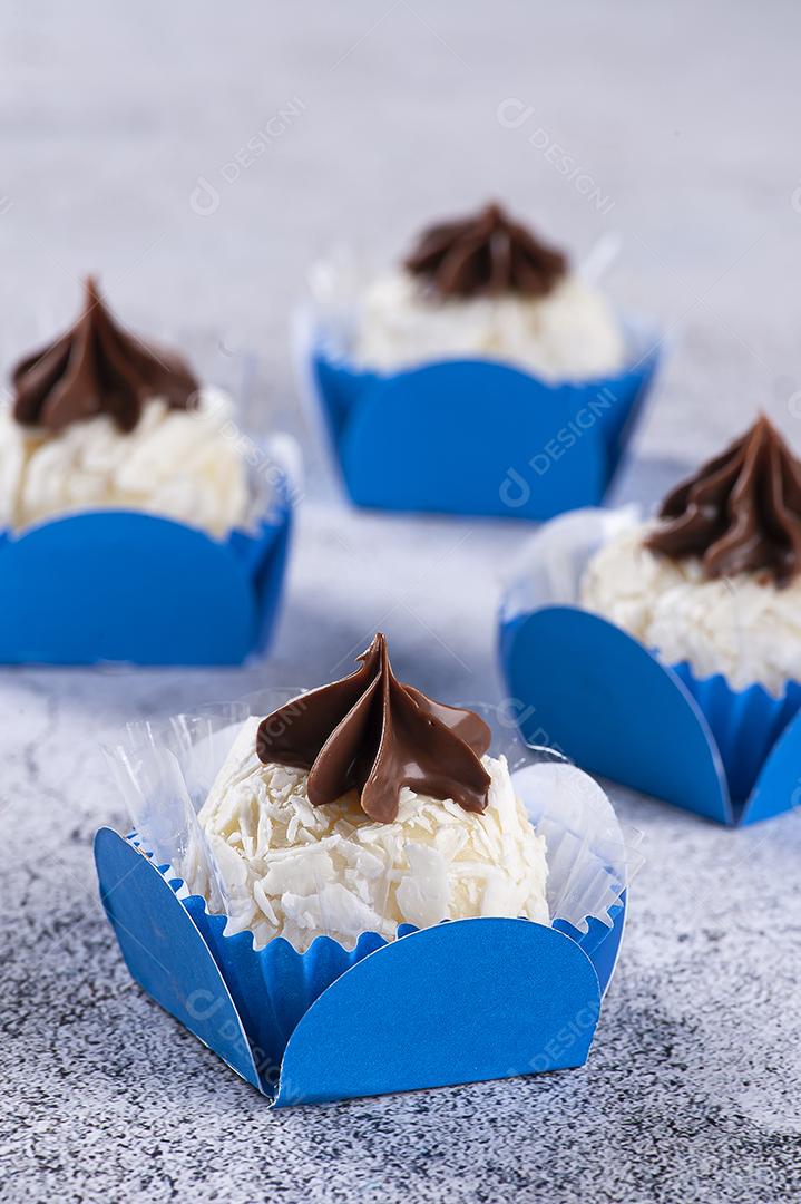 Brigadeiro de leite em pó gourmet coberto com pasta de avelã JPG
