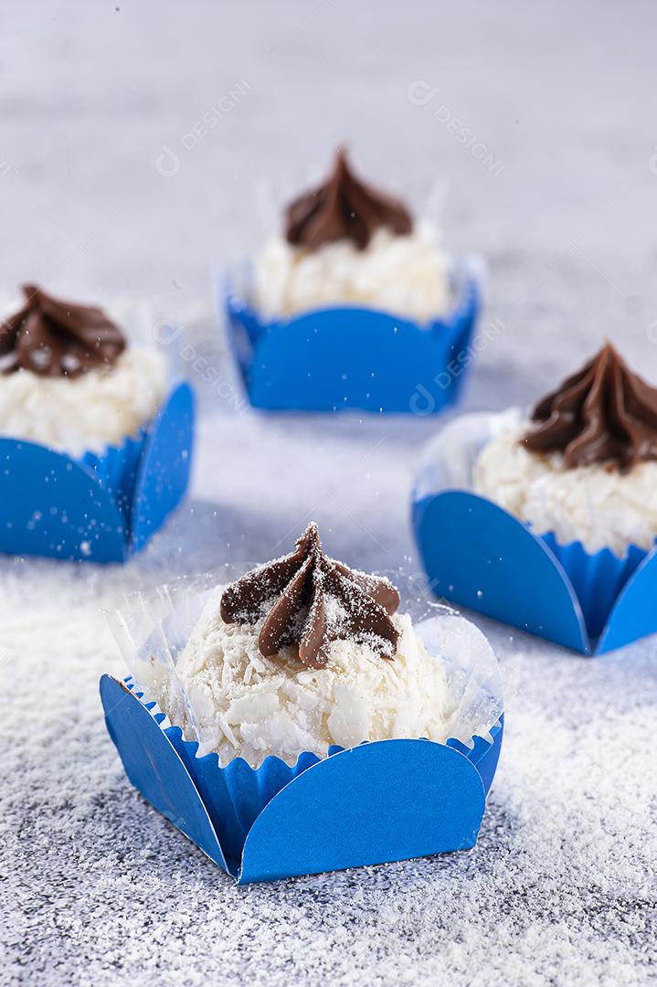 Brigadeiro de leite em pó gourmet coberto com pasta de avelã JPG
