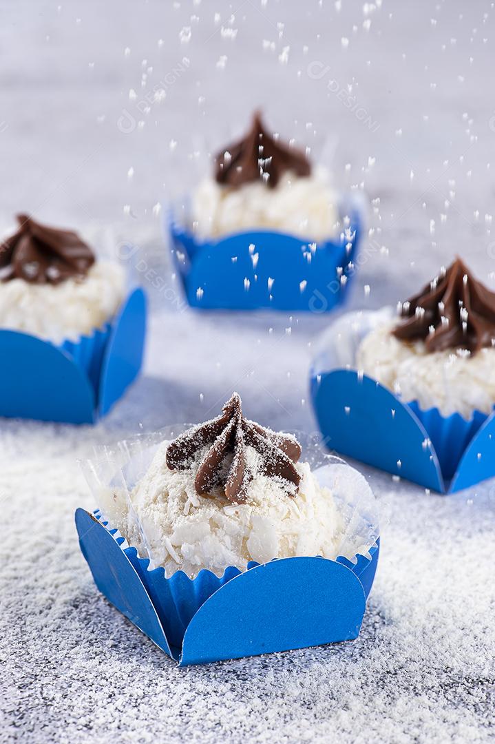 Brigadeiro de leite em pó gourmet coberto com pasta de avelã JPG