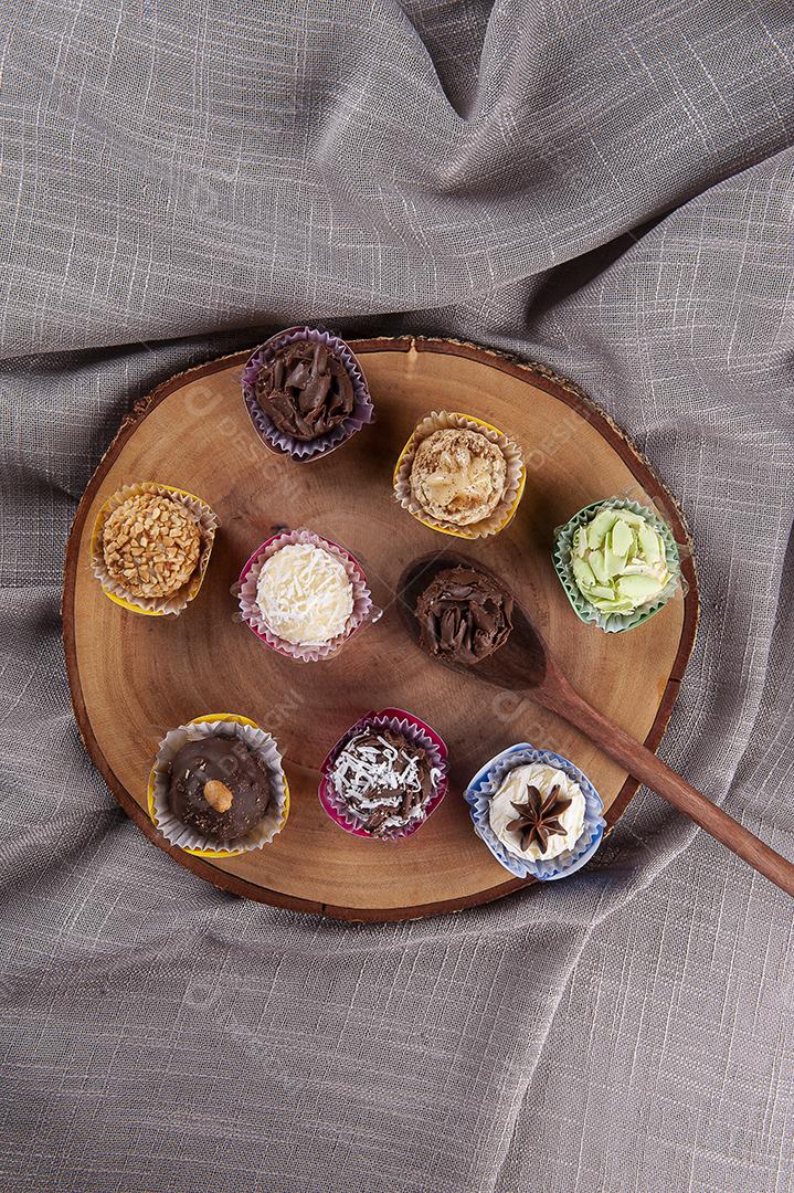 Brigadeiro. Típico doce brasileiro. Muitos tipos de brigadistas JPG