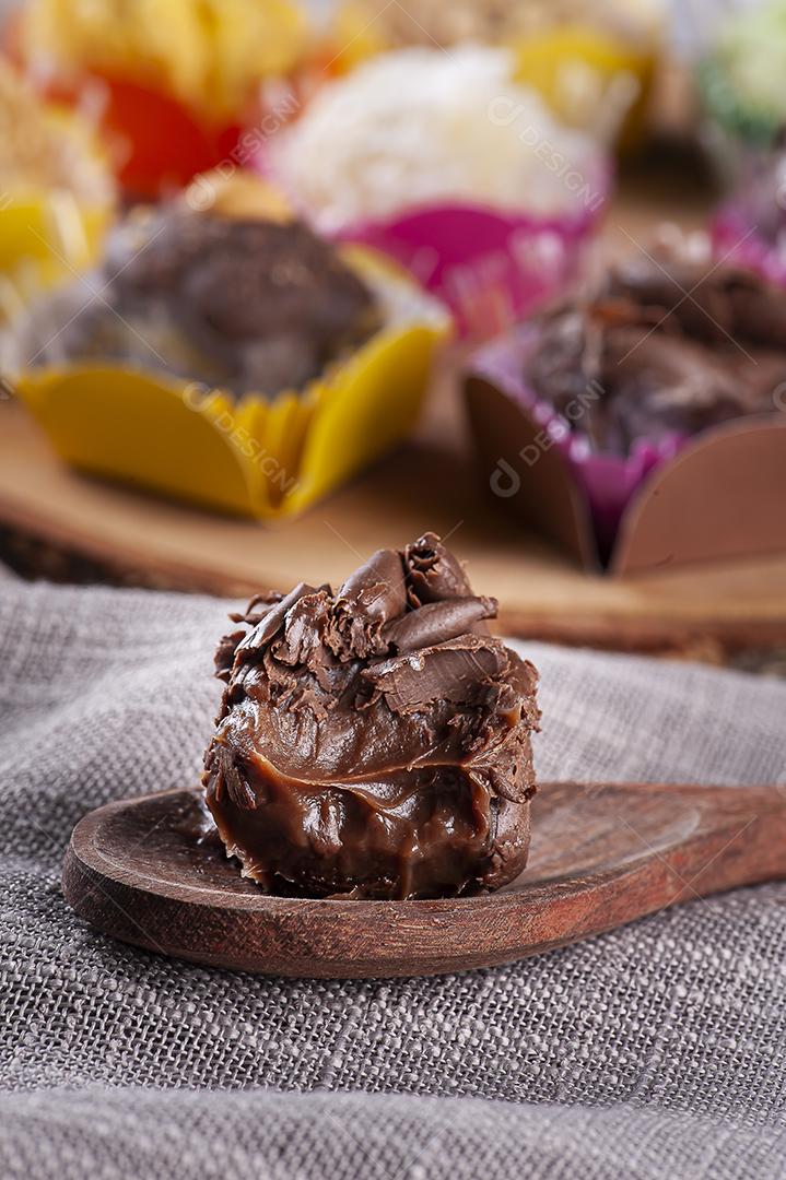 Tradicional brigadeiro de chocolate gourmet JPG