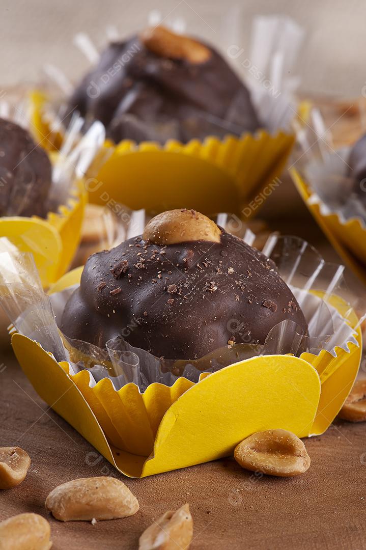 Brigadeiros chocolate com amendoim JPG